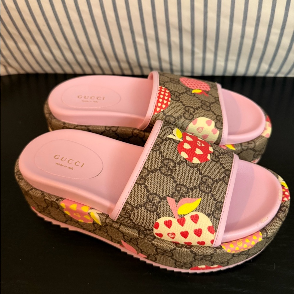 Gucci Le Pommes platform slides